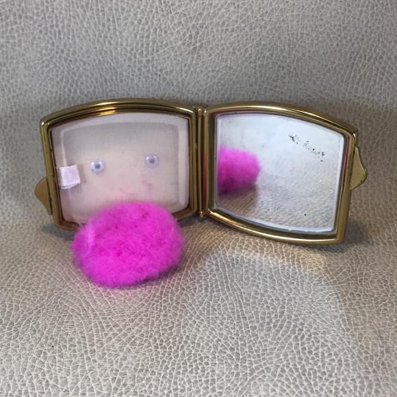 Vintage Belt Buckle Compact - Picture 2 of 3